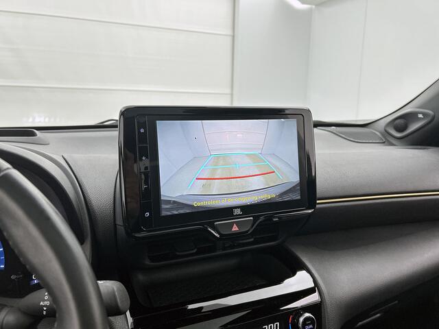 Toyota YARIS Cross 1.5 Hybrid Adventure AWD | JBL | Head-up display | Panoramadak | Dodehoek detectie | Parkeersensoren voor+achter | Elektrische Achterklep | Draadloze telefoonlader