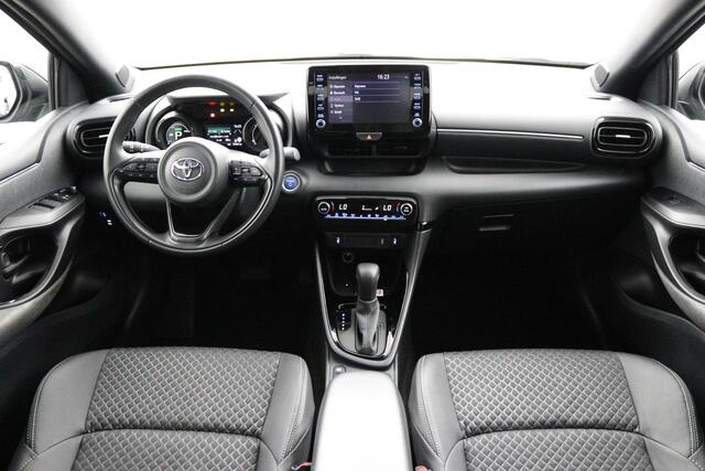 Toyota YARIS 1.5 Hybrid Executive | Leder stof bekleding | Stoelverwarming | Parkeersensoren | Keyless |