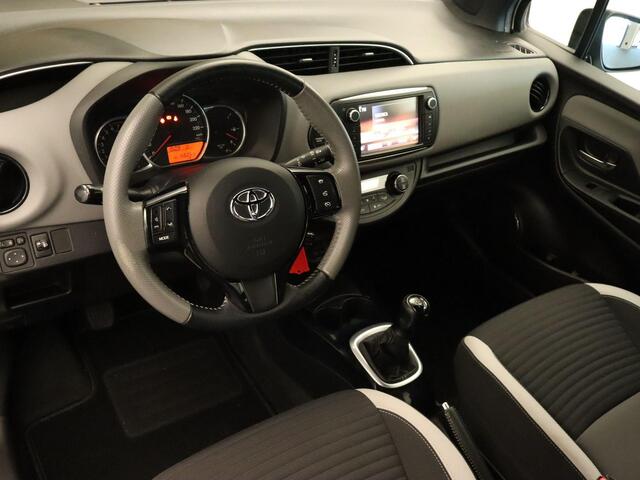 Toyota YARIS 1.0 VVT-i Trend - BI-TONE - ACHTERUITRIJCAMERA - AUTOMATISCH GEREGELDE AIRCO - AUTO HOMMEL ONDERHOUDEN - LICHTMETALEN VELGEN -