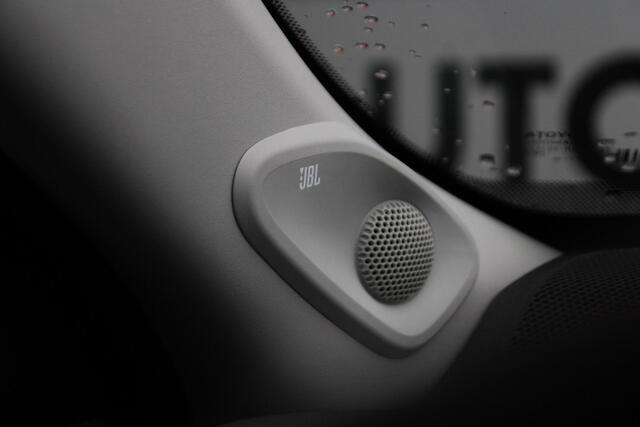 Toyota YARIS Cross 1.5 Hybrid Executive JBL Geluidsinstallatie, Trekhaak, Stoelverwarming, Carplay/Android Auto, Parkeersensoren Voor en Achter