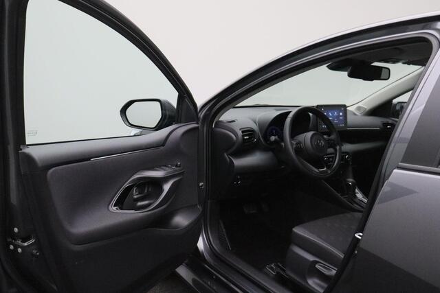 Toyota YARIS 1.5 Hybrid 115 Dynamic 2025 | INCL. BTW | Stoel & Stuurverwarming | Carplay | DAB Radio | Adaptive Cruise Control | Achteruitrij Camera | Draadloze Telefoon Lader | Stuurwiel Bediening | Lichtmetalen Velgen | Climate Control | Origineel Nederlands NAP
