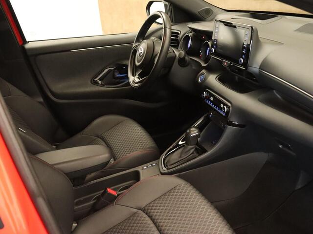 Toyota YARIS 1.5 Hybrid Launch Edition - HEAD-UP DISPLAY - APPLE CARPLAY/ANDROID AUTO - DODEHOEKDETECTIE - CRUISE CONTROL ADAPTIEF - CLIMATE CONTROL - KEYLESS ENTRY/START - VOORSTOELEN VERWARMD - EXTRA GETINT GLAS - LEDEREN BEKLEDING - BI-TONE