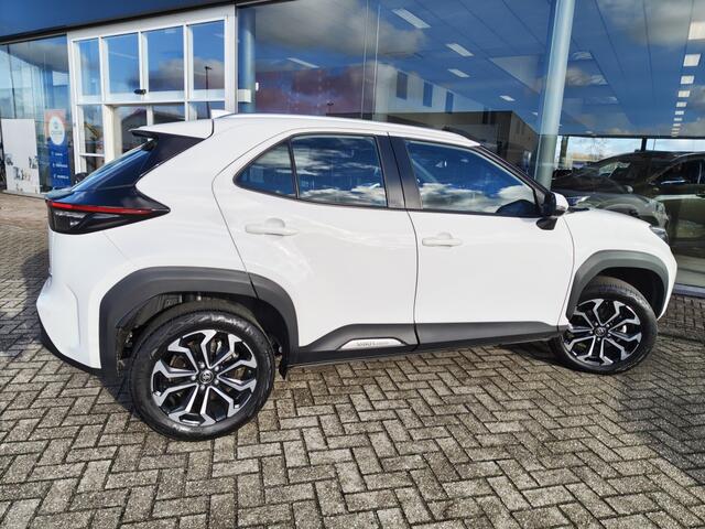 Toyota YARIS Cross 1.5 Hybrid First Edition | Sensoren v/a | Navi | Keyless Start &