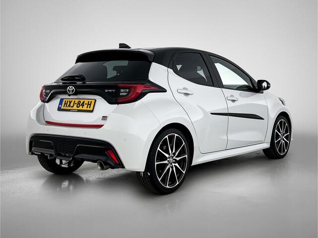 Toyota YARIS 1.5 Hybrid 130 GR SPORT + Premium Pack | 1e Eigenaar | JBL | Panoramadak | Red Pakket | Sportstoelen | 18 inch LM Velgen |
