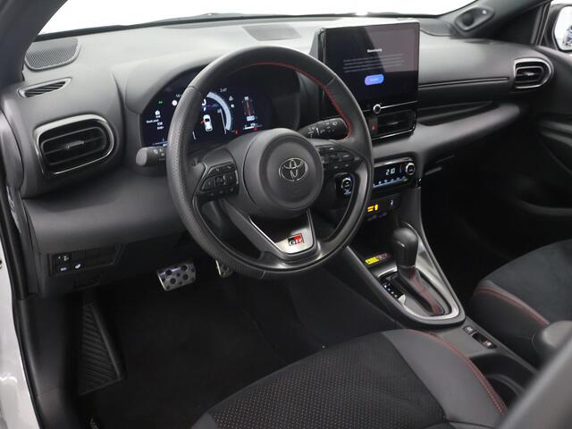 Toyota YARIS 1.5 Hybrid 130 GR SPORT | Navigatie | Sportstoelen | Digitaal Dashboard | Apple CarPlay/Android Auto | Camera | DAB | Stoelverwarming | Panoramadak | Adaptieve Cruise Control | Stuurverwarming |