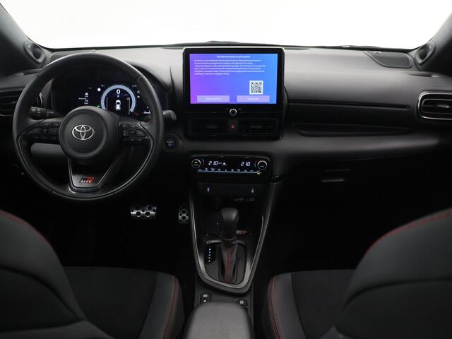 Toyota YARIS 1.5 Hybrid 130 GR SPORT | Navigatie | Sportstoelen | Digitaal Dashboard | Apple CarPlay/Android Auto | Camera | DAB | Stoelverwarming | Panoramadak | Adaptieve Cruise Control | Stuurverwarming |