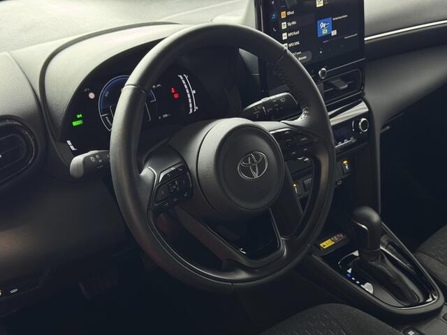 Toyota YARIS Cross 1.5 HYBRID DYNAMIC STOEL/STUUR VERW. 17''LMV P.SENSOR V+A KEYLESS CAMERA LED ZWARTE HEMEL MODEL 2025 ? Top Auto's Wijchen , Al 30 Jaar verkoop van Toyota , Type's Launch / Executive / Dynamic / First Edition / Business / Zowel Phev / Hev / Benzine /