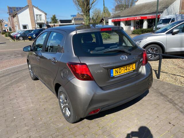 Toyota YARIS 1.3 VVT-I 4-CILINDER 5-DEURS / NAVI / CAMERA / AIRCO-ECC / LED / CRUISE CTR. / 15'' LM-VELGEN