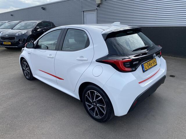 Toyota YARIS 1.5 Hybrid Dynamic Navigatie, Smart Key, LMV, NL-auto, Achteruitrijcamera, Adaptieve cruise control, LED, Volledige historie