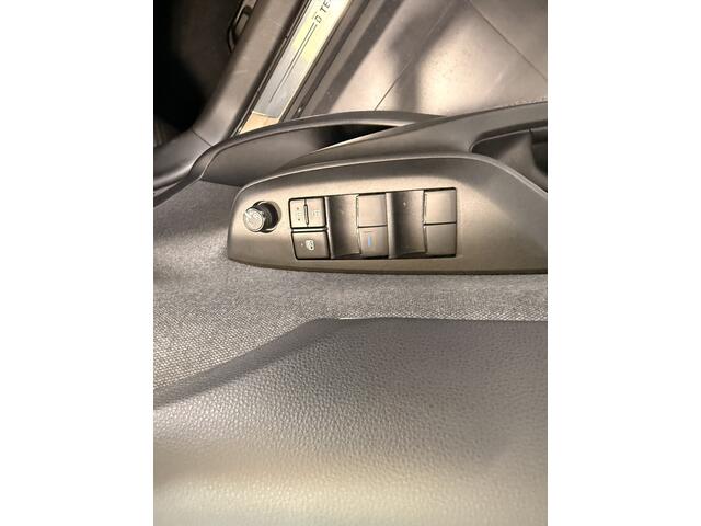 Toyota YARIS Cross 1.5 Hybrid Dynamic | Stuur / Stoelverwarming | Voorruit verwarming | Draadloos GSM opladen |