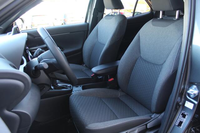 Toyota YARIS Cross 1.5 Hybrid 115 Dynamic Comfort Pack | Rijklaar | Blind Spot | Sensoren v+a | Apple/Android | Stoel-/stuurverw. | Navi | LED | Keyless
