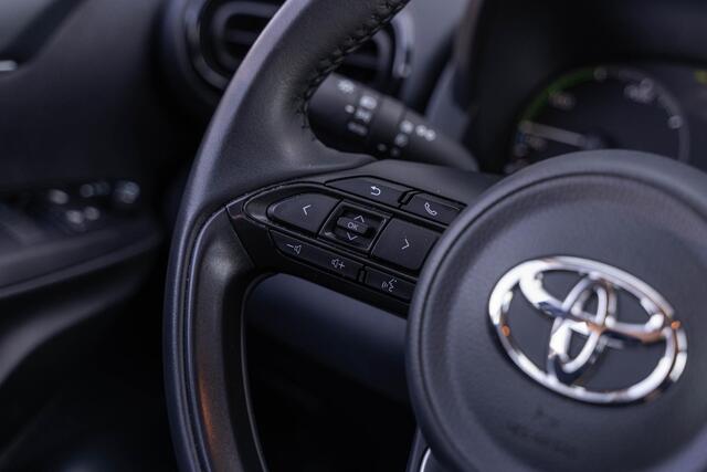 Toyota YARIS 1.5 Hybrid Active | Trekhaak | Stoelverwarming | Achteruitrijcamera | Parkeersensoren voor en achter | Lichtmetalen Velgen 16 inch | Climate Control | Apple Carplay | Android Auto