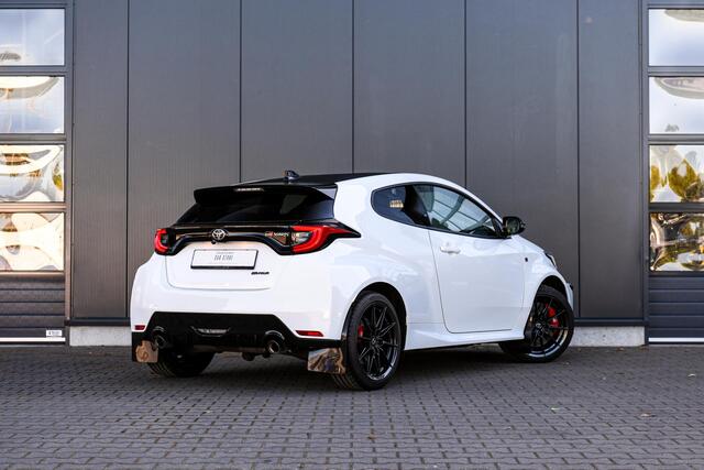 Toyota YARIS Yaris 1.6 GR 4WD | Pure White | 18 inch | Fabrieksgarantie!