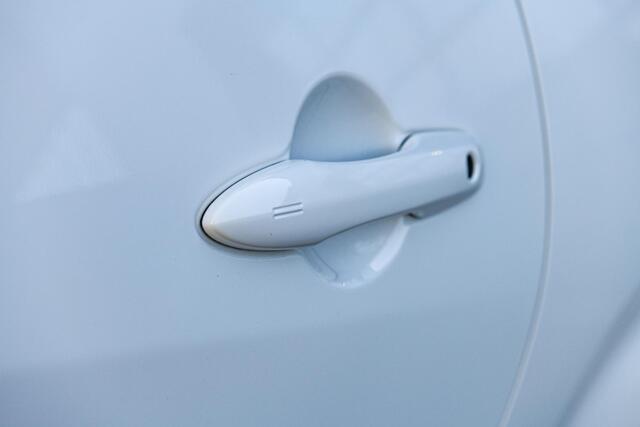 Toyota YARIS Yaris 1.6 GR 4WD | Pure White | 18 inch | Fabrieksgarantie!