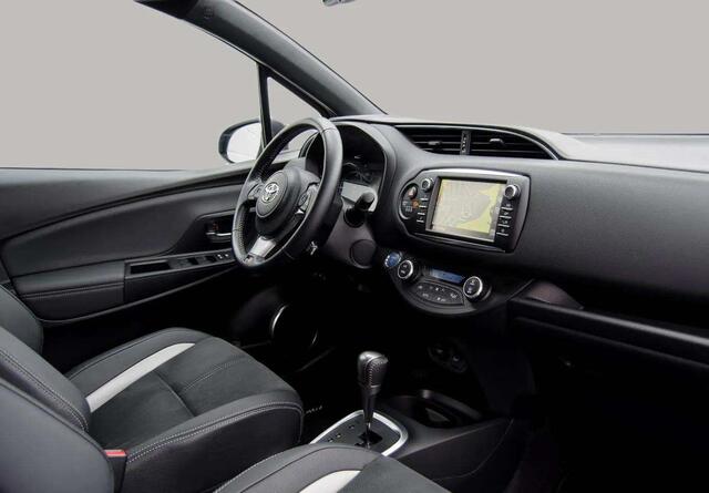 Toyota YARIS 1.5 HYBRID GR-SPORT NAVI HALF LEDER CRUISE CONTROL CAMERA