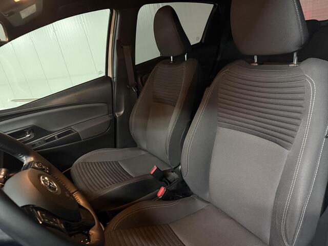 Toyota YARIS 1.5 Hybrid Bi-Tone Luxe en nette auto slechts 72366 KM met stoelverwarming, parkeersensoren etc