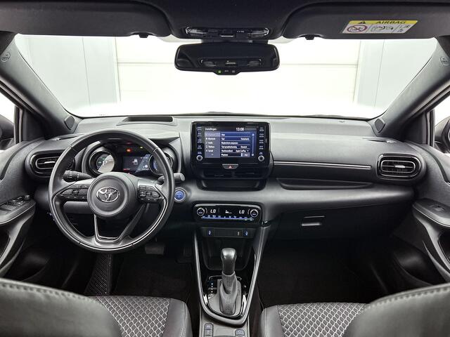 Toyota YARIS 1.5 Hybrid Executive Bi-tone | BTW voertuig | Head-Up Display | Dodehoek detectie | Parkeersensoren voor+achter | Stoelverwarming | Apple CarPlay/Android auto | Onderweg-naar-dealer