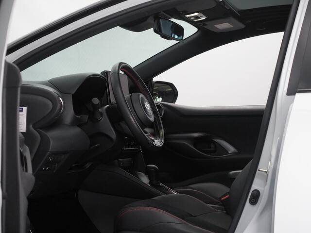 Toyota YARIS 1.5 Hybrid 130 GR SPORT | Dodehoekdetectie | Stuurwiel Verwarmd | Stoelverwarming | Achteruitrijcamera | Keyless Entry