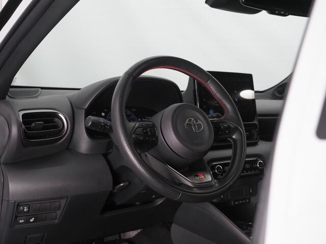 Toyota YARIS 1.5 Hybrid 130 GR SPORT | Dodehoekdetectie | Stuurwiel Verwarmd | Stoelverwarming | Achteruitrijcamera | Keyless Entry