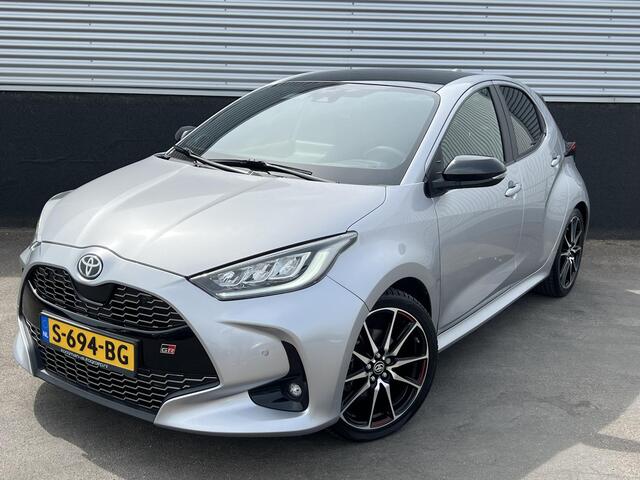 Toyota YARIS 1.5 Hybrid GR Sport Panoramadak, dodehoekdetectie, Stoel- & Stuurwiel verwarmd, LMV, JBL, HUD, 1e eign. Nieuw geleverd en dealeronderhouden