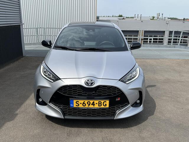 Toyota YARIS 1.5 Hybrid GR Sport Panoramadak, dodehoekdetectie, Stoel- & Stuurwiel verwarmd, LMV, JBL, HUD, 1e eign. Nieuw geleverd en dealeronderhouden