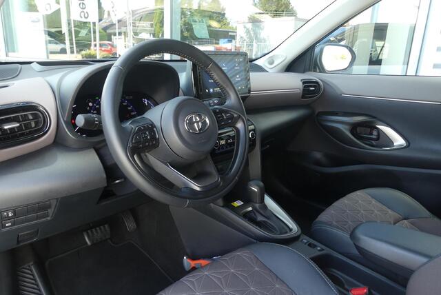 Toyota YARIS Cross 1.5 Hybrid Executive TREKHAAK AFNEEMBAAR (750KG), HUD, STOELVERWARMING, ADAPT. CRUISE, CLIMA, NAVI, CAMERA, PDC V&A, APPLE CARPLAY/ANDROID AUTO, BLIS, KEYLESS, JBL, 11.175KM