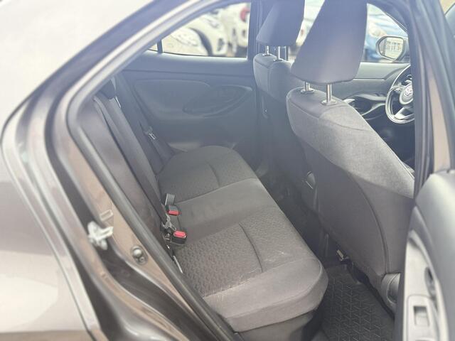 Toyota YARIS Cross 1.5 Hybrid First Edition Stoelverwarming, Parkeersensoren voor + achter, LED, Privacy glass, LMV, Dealeronderhouden, All-season banden