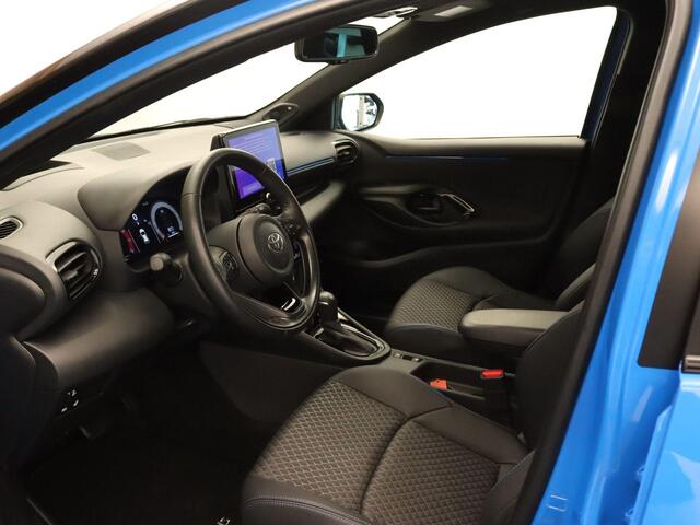 Toyota YARIS 1.5 Hybrid 130 Launch Edition - ORIGINEEL NEDERLANDSE AUTO - AFKOMSTIG VAN 1E EIGENAAR - DEELS LEDEREN BEKLEDING - PARKEERSENSOREN VOOR/ ACHTER - NAVIGATIE - HEAD UP DISPLAY - STUUR EN STOELVERWARMING - 17 INCH LICHT METALEN VELGEN - JBL AUDIO - DODEHOEK 