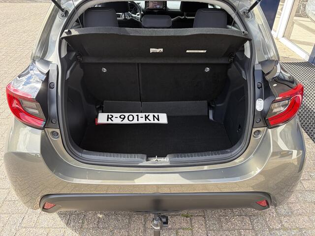 Toyota YARIS 1.5 Hybrid Dynamic / Automaat / NL-Auto / Stoelverwarming / Adaptieve Cruise-Control / Trekhaak! / Apple-Carplay & Android-Auto / LED / DAB Radio-Bluetooth / Getint-Glas / Camera-Achter / 16'' LMV / ENZ.