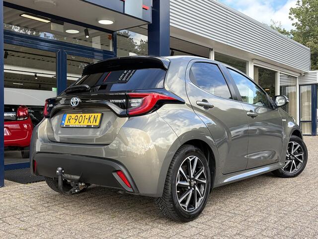 Toyota YARIS 1.5 Hybrid Dynamic / Automaat / NL-Auto / Stoelverwarming / Adaptieve Cruise-Control / Trekhaak! / Apple-Carplay & Android-Auto / LED / DAB Radio-Bluetooth / Getint-Glas / Camera-Achter / 16'' LMV / ENZ.