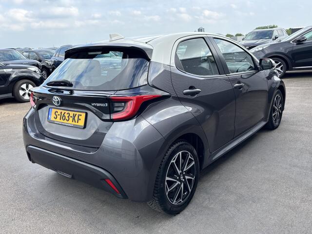 Toyota YARIS 1.5 Hybrid Executive Bi-tone edition Navigatie, Dodehoekdetectie, HUD, Parkeersensoren voor + achter, LED, Smart Key, Adaptieve cruise control