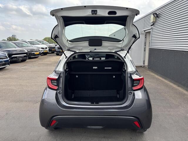 Toyota YARIS 1.5 Hybrid Executive Bi-tone edition Navigatie, Dodehoekdetectie, HUD, Parkeersensoren voor + achter, LED, Smart Key, Adaptieve cruise control