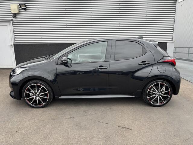 Toyota YARIS 1.5 Hybrid GR Sport Nieuw geleverd, 1e eign. Dodehoekdetectie, Stoelverwarming, PDC, LED, Smart Key, LMV