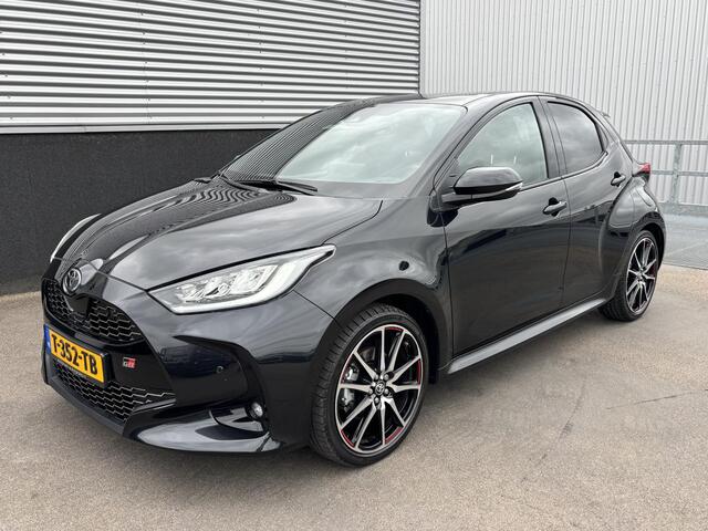Toyota YARIS 1.5 Hybrid GR Sport Nieuw geleverd, 1e eign. Dodehoekdetectie, Stoelverwarming, PDC, LED, Smart Key, LMV