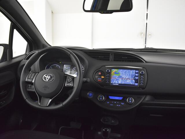 Toyota YARIS 1.5 Hybrid Bi-Tone Plus | Panoramadak | Trekhaak | Navigatie