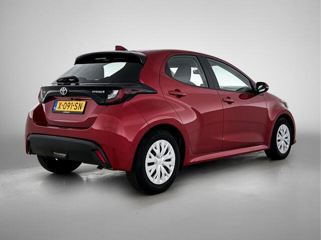 Toyota YARIS 1.5 Hybrid Active | 1e Eigenaar | NIEUW GELEVERD & ONDERHOUDEN | Metallic Rood | Apple Carplay / Android Auto |