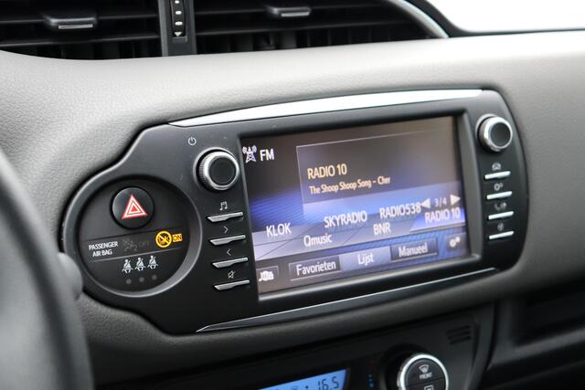 Toyota YARIS 1.5 Hybrid Energy Plus Lm velgen, Getinte ramen