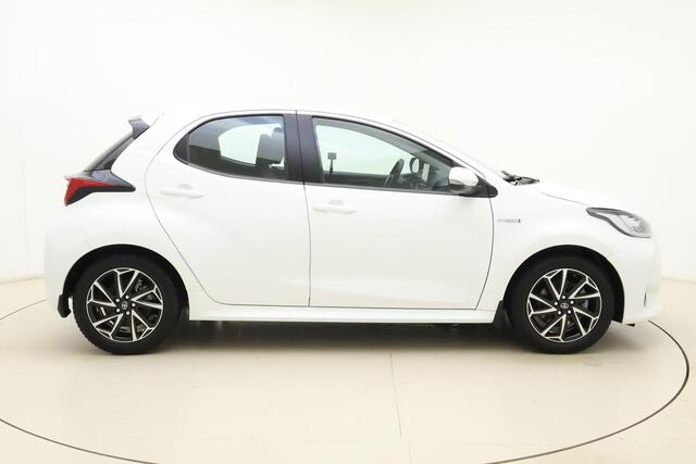 Toyota YARIS 1.5 Hybrid Dynamic Stoelverwarming l Camera l Climate Control l Cruise Control l DAB l Keyless Entry & Start l LED l Lichtmetalen Velgen