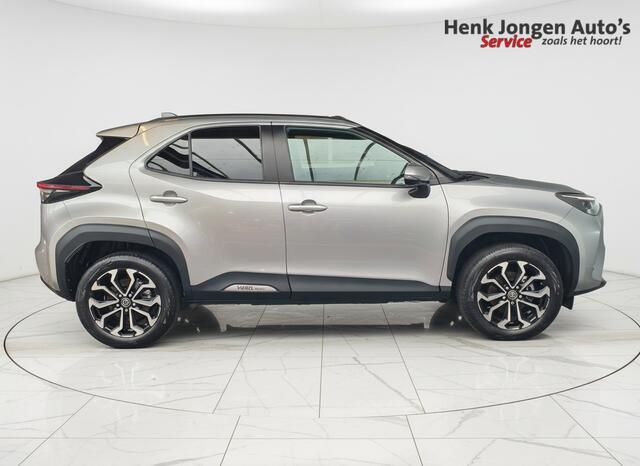 Toyota YARIS Cross 1.5 Hybrid 115 First Edition uit 2025 Rijklaar + Fabrieksgarantie Henk Jongen Auto's in Helmond, al 50 jaar service zoals 't hoort!