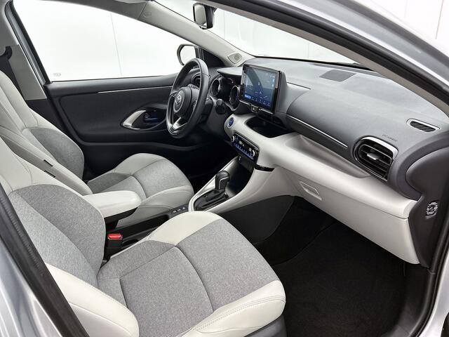Toyota YARIS 1.5 Hybrid Style | BTW Voertuig | lichte kleur interieur | Half leder/stof | Stoelverwarming | 17" velgen | Navigatie | Apple CarPlay/Android auto | Cruise Control Adaptive | Climate Control |