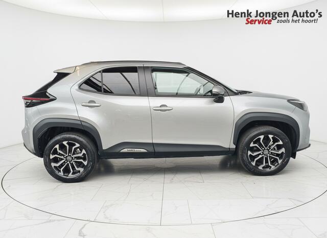 Toyota YARIS Cross 1.5 Hybrid 115 First Edition uit 2025 Rijklaar + Fabrieksgarantie Henk Jongen Auto's in Helmond, al 50 jaar service zoals 't hoort!