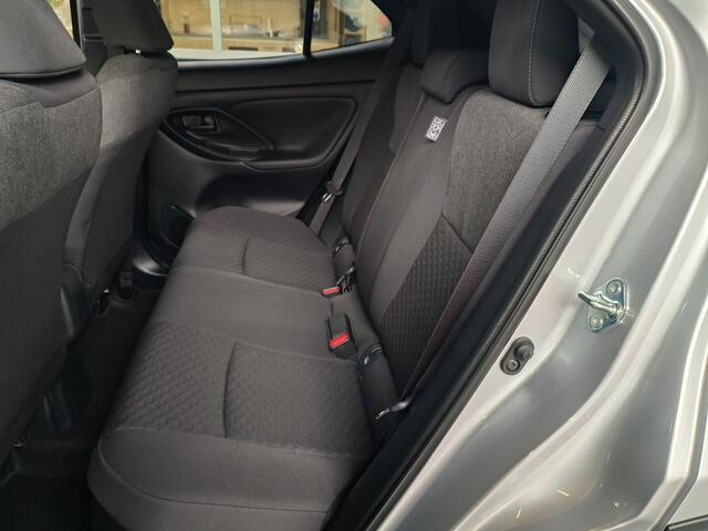 Toyota YARIS Cross 1.5 Hybrid 115 First Edition uit 2025 Rijklaar + Fabrieksgarantie Henk Jongen Auto's in Helmond, al 50 jaar service zoals 't hoort!