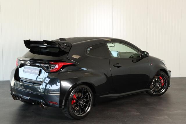 Toyota YARIS 1.6 GR Performance, Milltek, KW Schroefset, Suede stuurwiel, Dakspoiler