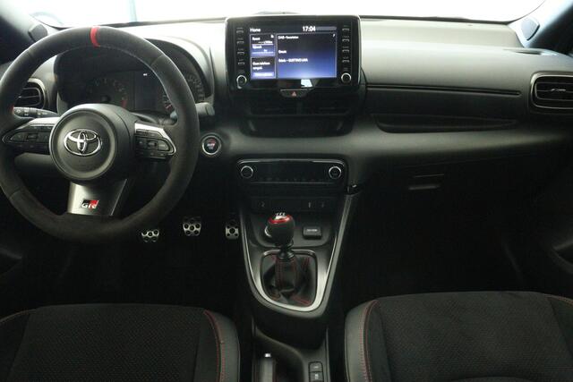 Toyota YARIS 1.6 GR Performance, Milltek, KW Schroefset, Suede stuurwiel, Dakspoiler
