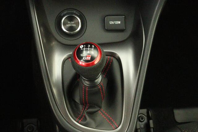 Toyota YARIS 1.6 GR Performance, Milltek, KW Schroefset, Suede stuurwiel, Dakspoiler