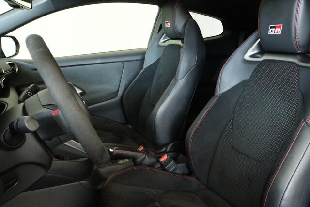 Toyota YARIS 1.6 GR Performance, Milltek, KW Schroefset, Suede stuurwiel, Dakspoiler