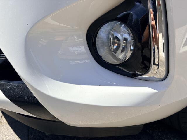 Toyota YARIS 1.5 VVT-i Dynamic Achteruitrij camera/Autom. airco/Audio installatie/Hoogte verstelbare stoelen/verwarmde elektrisch verstelbare spiegels /Cruise controle/Keyless entry/Led dagrij verl./Mistlampen voor/Leder m