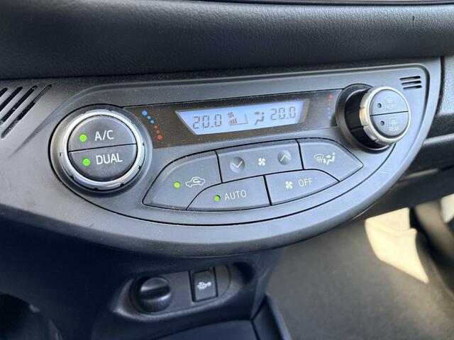 Toyota YARIS 1.5 VVT-i Dynamic Achteruitrij camera/Autom. airco/Audio installatie/Hoogte verstelbare stoelen/verwarmde elektrisch verstelbare spiegels /Cruise controle/Keyless entry/Led dagrij verl./Mistlampen voor/Leder m