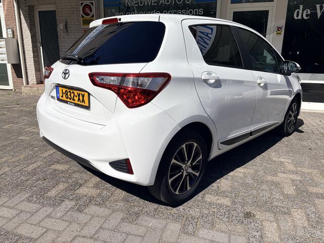 Toyota YARIS 1.5 VVT-i Dynamic Achteruitrij camera/Autom. airco/Audio installatie/Hoogte verstelbare stoelen/verwarmde elektrisch verstelbare spiegels /Cruise controle/Keyless entry/Led dagrij verl./Mistlampen voor/Leder m