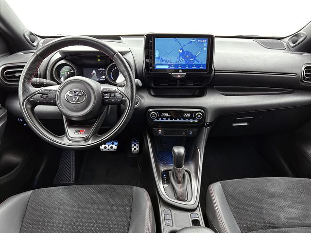 Toyota YARIS 1.5 Hybrid GR Sport + | BTW voertuig | JBL | Head-Up Display | Dodehoek detectie | Stoel+stuurverwarming | Parkeersensoren voor+achter | Apple CarPlay/Android Auto | Cruise Contol Adaptive |
